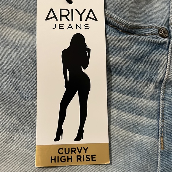 Curvy High Rise Junior Denim Shorts… - Picture 5 of 5